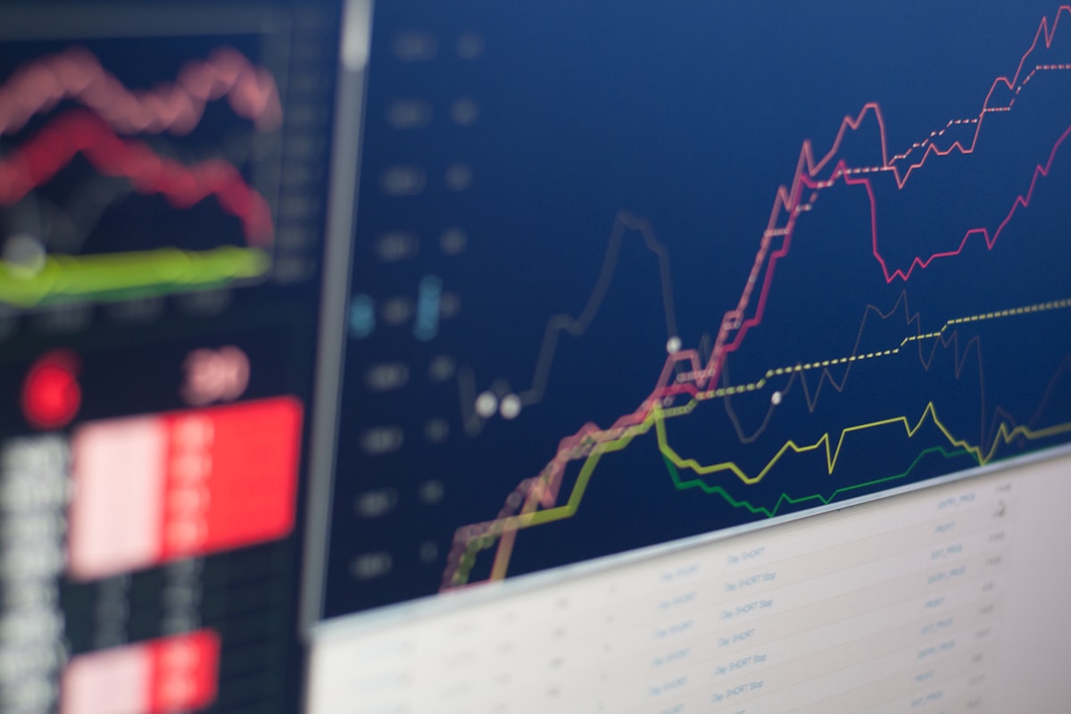 Terminal de trading affichant graphiques de volatilité et données d'options dérivées Bitcoin sur fond sombre